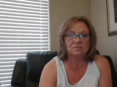 Pokazy przed kamerką – BustyAnnie