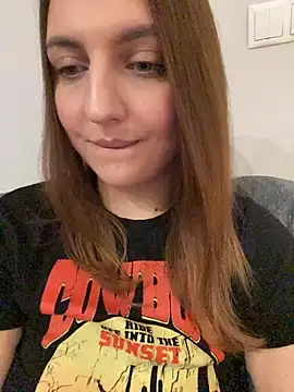 AliceDesmee: διαδικτυακό σόου στην κάμερα