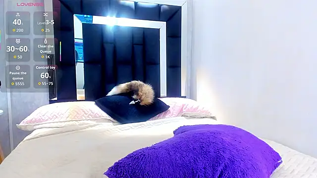 elian_7: διαδικτυακό σόου στην κάμερα