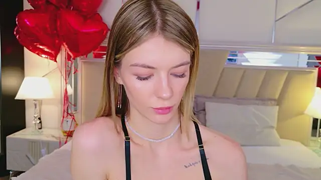 MeganMour Show in webcam