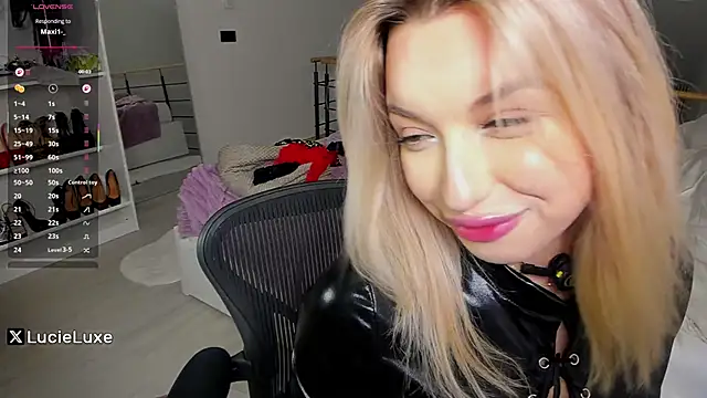 Show modela LucieLuxe na web-kameri