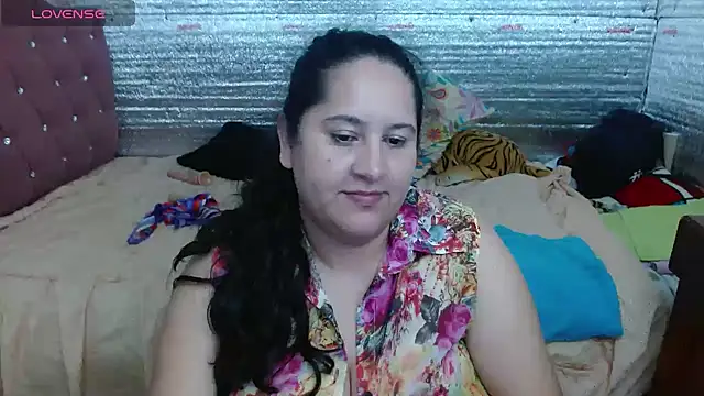 EMILY-NESSA Adlı Modelin Canlı XXX Sohbeti