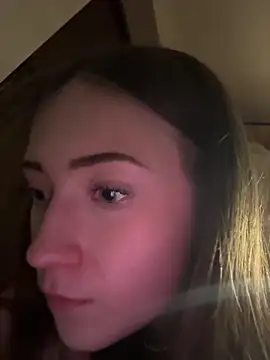 Show modela karlaluuvv na web-kameri