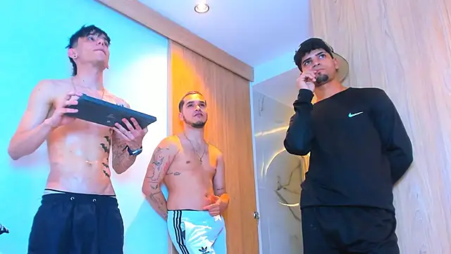 XXX chat uživo modela TheBatMansion