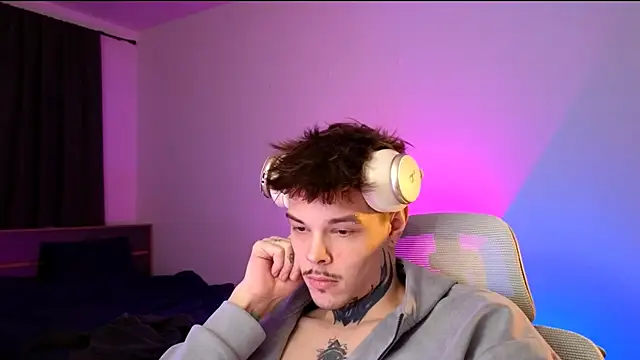 DENIS_HERE: διαδικτυακό σόου στην κάμερα