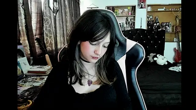 Maki_Zein_: διαδικτυακό σόου στην κάμερα