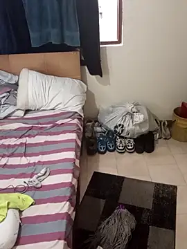 baby_22cm: διαδικτυακό σόου στην κάμερα