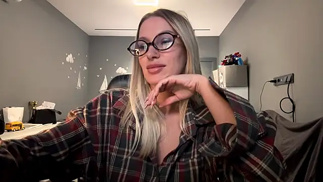 SoftnessMila Chat XXX live