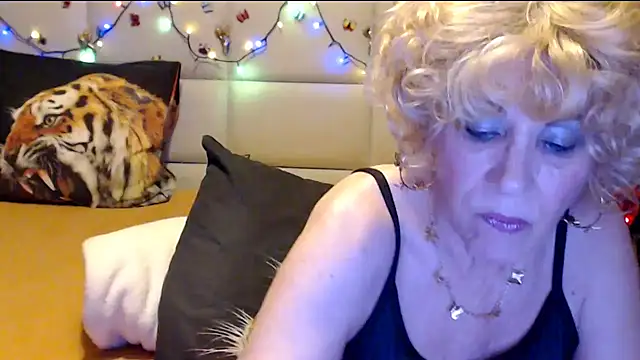 HappyWomanOn: διαδικτυακό σόου στην κάμερα