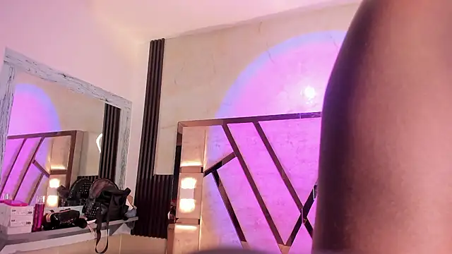 Athenea_Mills Show in webcam