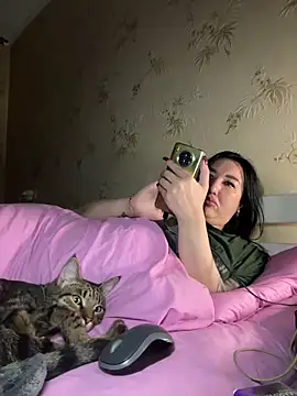 Naughtbaby_2025: διαδικτυακό σόου στην κάμερα