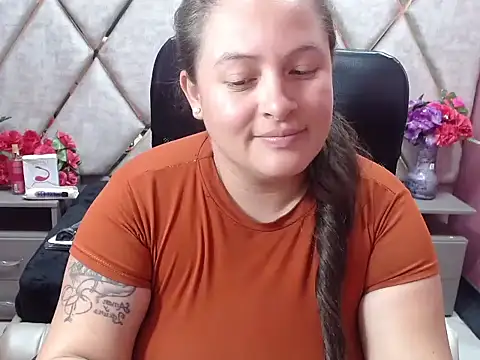 Sarah_Boobs_ Adlı Modelin Canlı XXX Sohbeti