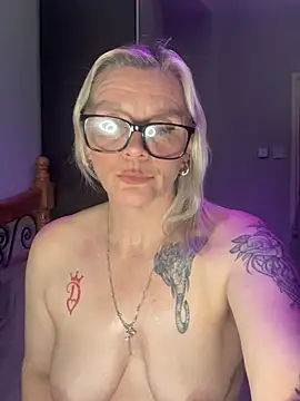 Curvy-Cleo Adlı Modelin Canlı XXX Sohbeti