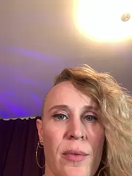 SusieSquirts Show in webcam