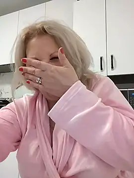 Divineblond Adlı Modelin Canlı XXX Sohbeti