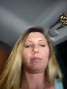 SheIsSomething 即時 XXX 聊天