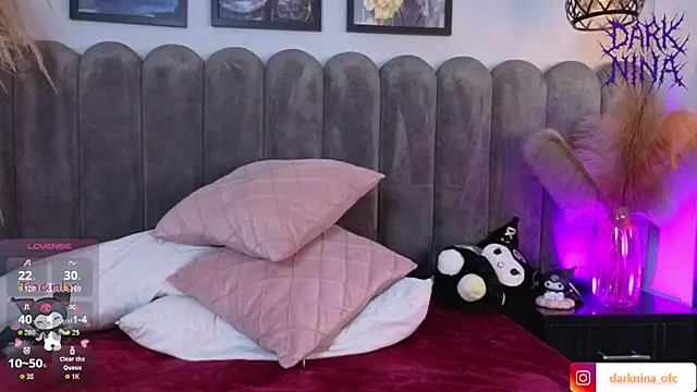 Dark_nina_ Show in webcam