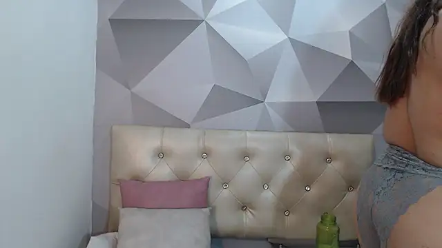 Milf-Prettyboobs Adlı Modelin Canlı XXX Sohbeti