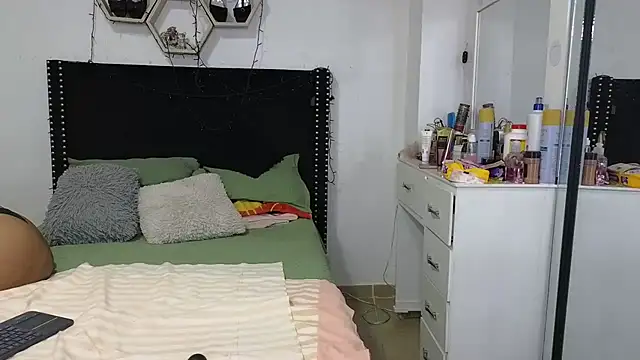 Chat +18 de charlotte_077 ao vivo