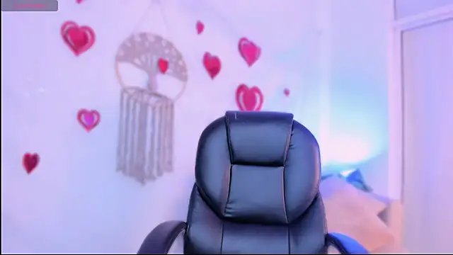 Ginni_charlotte Show in webcam