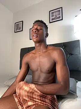 Pokazy przed kamerką – noah_johes