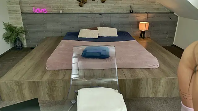 Chat +18 de hornyb33_ ao vivo