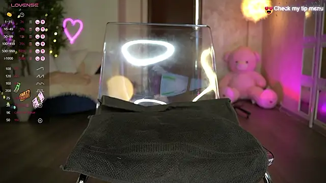 LisaAkira élő XXX-chatje