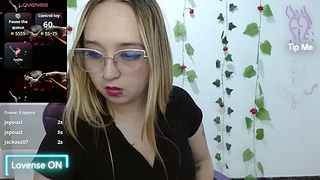 Chat +18 de Liaroberts1 ao vivo