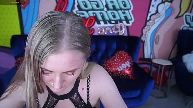 Show modela DramaQuenns na web-kameri