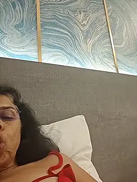 NakedMILFx Adlı Modelin Canlı XXX Sohbeti