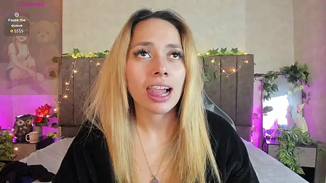 LanaMills_ élő XXX-chatje