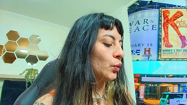 Naughty_Kittenm Adlı Modelin Canlı XXX Sohbeti