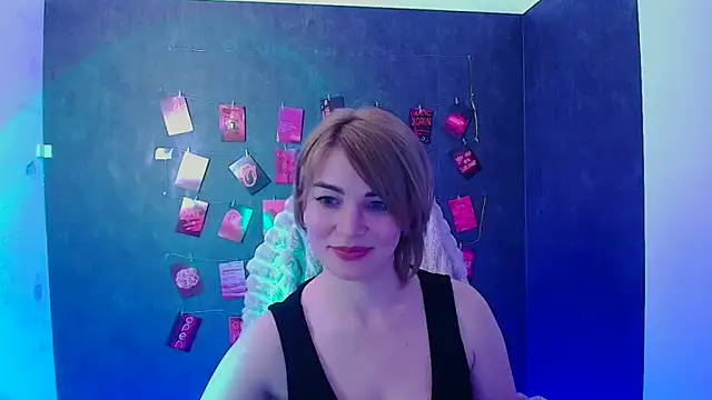 CuttieEmma élő XXX-chatje