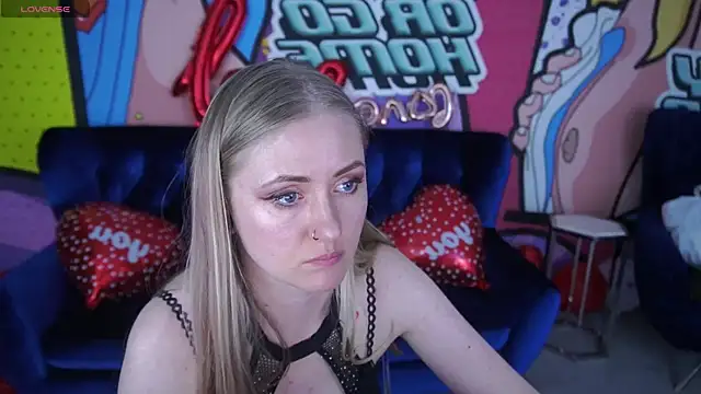 Show modela DramaQuenns na web-kameri