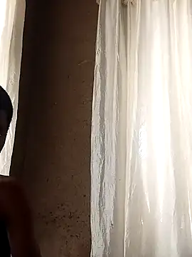 AOlinwHallu: διαδικτυακό σόου στην κάμερα