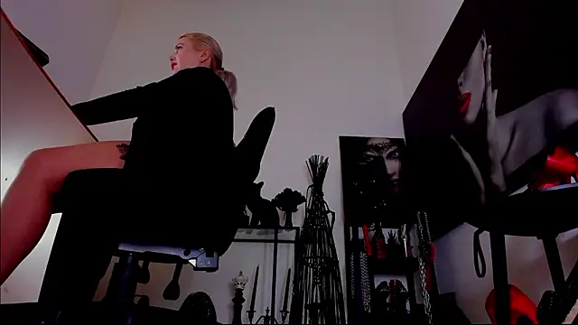 MistressDemi 即時 XXX 聊天