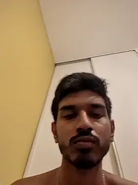 shollow1015: διαδικτυακό σόου στην κάμερα