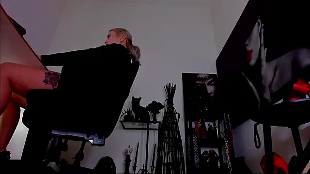 MistressDemi élő XXX-chatje