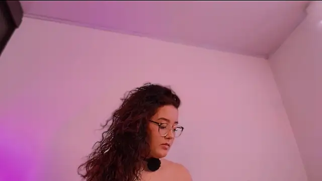 Chat +18 de kittysophie_ ao vivo