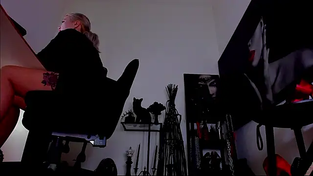 دردشة MistressDemi الجنسية المباشرة