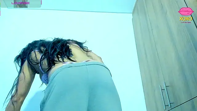 Bessie32のライブXXXチャット