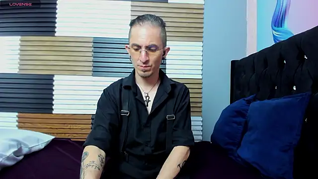 KarloStrom: διαδικτυακό σόου στην κάμερα