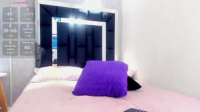 elian_7: διαδικτυακό σόου στην κάμερα