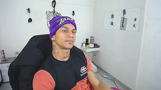 Leonard_Price Live XXX Chat