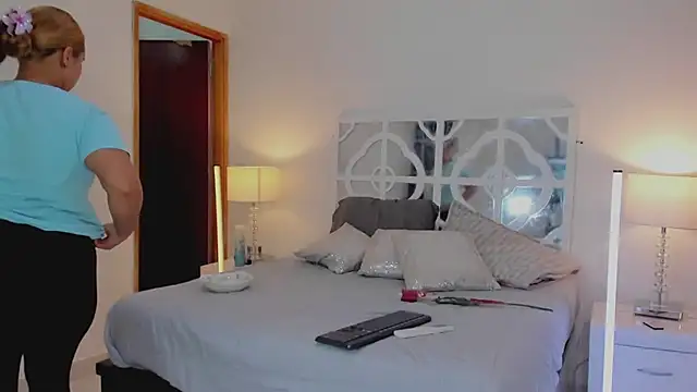 MikaelaStone Adlı Modelin Canlı XXX Sohbeti