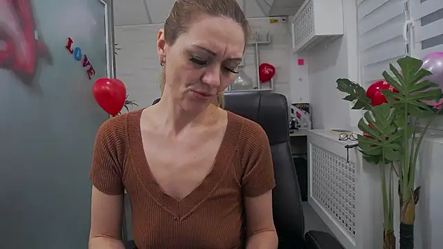 EllaMilf_のライブXXXチャット