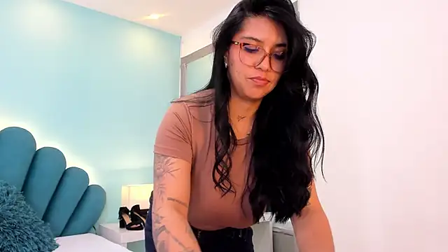 sharlott18's Live XXX Chat