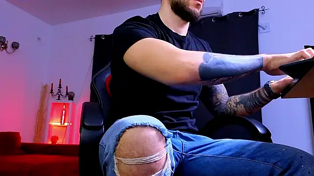 MightyAaron66's Live XXX Chat