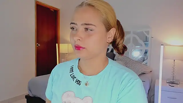 MikaelaStone Adlı Modelin Canlı XXX Sohbeti