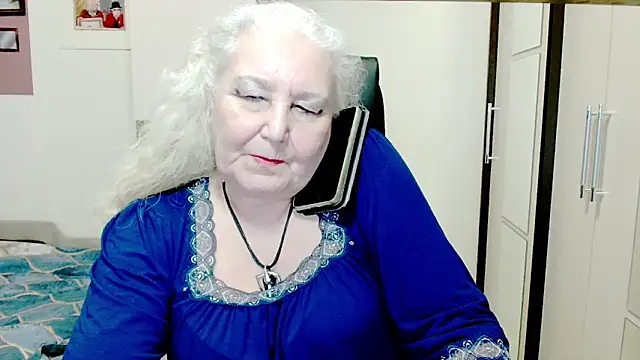 GrannyAlisa: διαδικτυακό σόου στην κάμερα